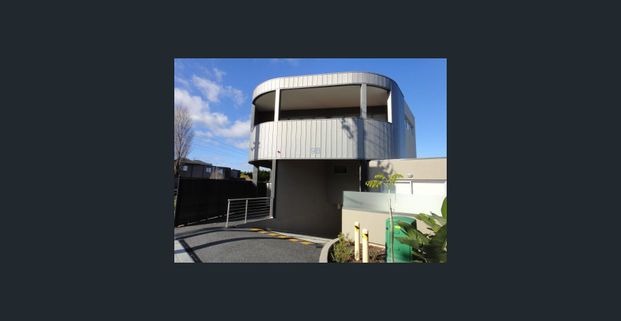 Double Storey 2BR Apartment In The Heart Of Mentone! - Photo 1