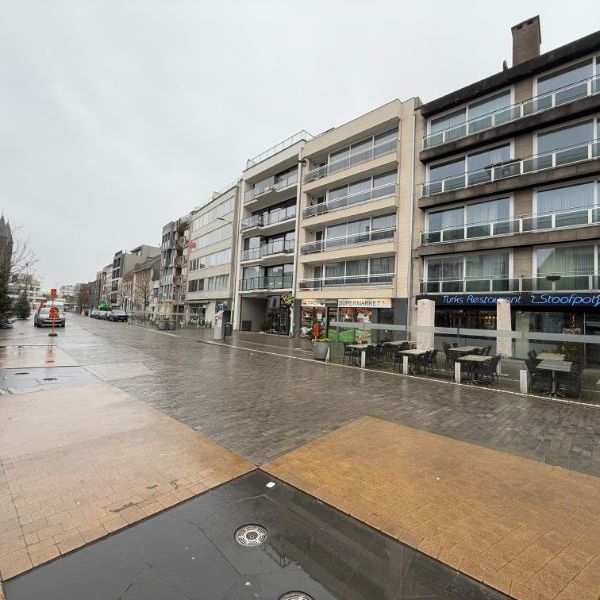 Gerenoveerd appartement met veel lichtinval, gelegen op de Markt - Foto 1