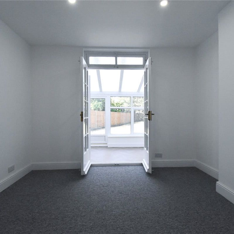 Well presented 3 bedroom semi-detached house situated to the north of the city offering a short commute to the Science Park and Cambridge north railway station. Driveway parking for 2 cars. GCH. Unfurnished. - Photo 1