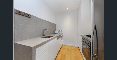 Coastal abode basking in natural light. Lift access - Photo 2