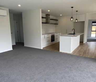 Modern Three Bedroom Home! - Photo 3