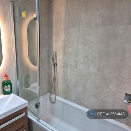 1 bedroom in a house share to rent - Photo 3