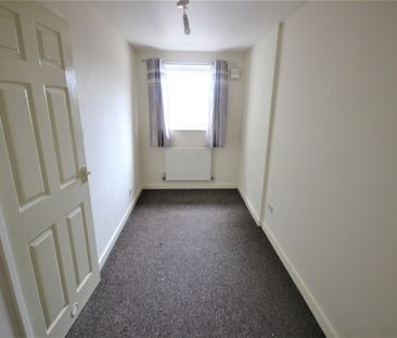 2 bedroom mid terrace to let - Photo 2