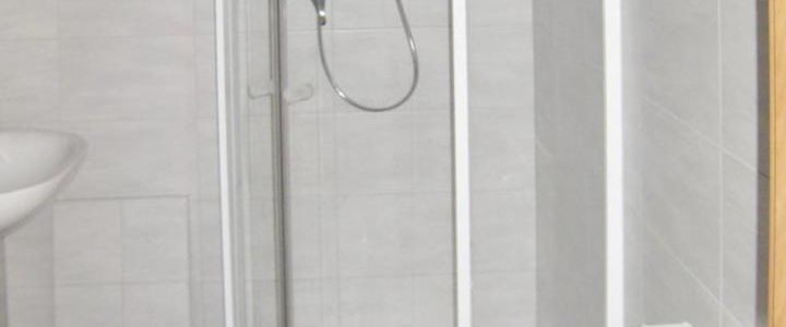 Schöne 4-Raum-Wohnung für Familien mit Dusche im Erdgeschoss. - Foto 1