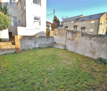 3 bedroom end of terrace house to rent - Photo 3