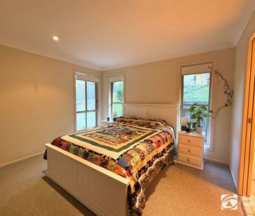 Stylish 3-bedroom home with serene nature backyard - Photo 3