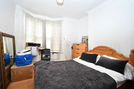 3 Bed Flat, Ling Road, E16 - Photo 2