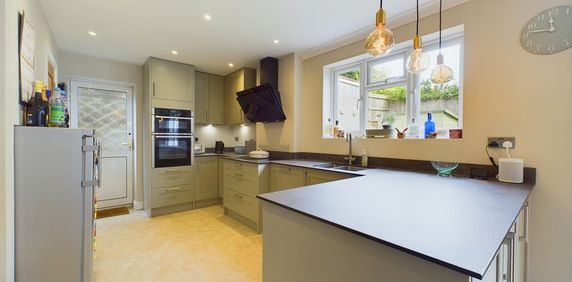 4 bed semi-detached house to rent in Ashley Drive, Penn, High Wycombe, HP10 8AX - Photo 2