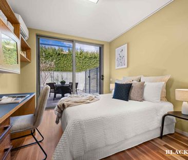 Single-Level Sophistication with Courtyard Elegance - Photo 4