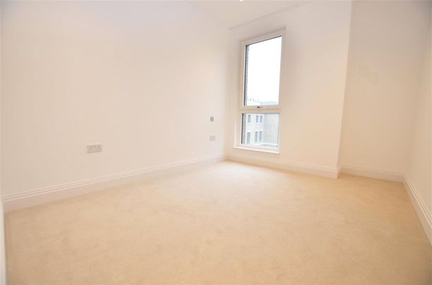 Pinewood Gardens, Teddington, TW11 - Photo 1