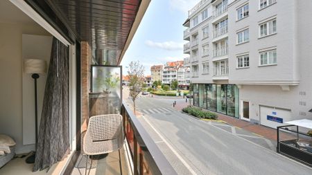 Zonnig, gemeubeld appartement met zicht op het Driehoeksplein gelegen op de Kustlaan vlakbij het strand. - Foto 2