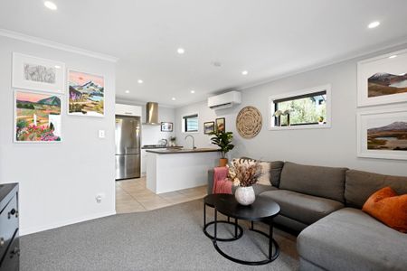 Welcome to this charming two-bedroom, single-bathroom home located in the heart of Huntington, one of the most sought-after rental areas in the region. - Photo 4