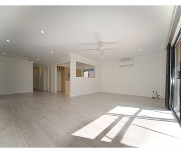 Family home in the heart of Paradise Point - Photo 4