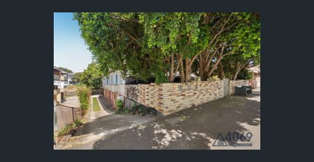 CONVENIENTLY LOCATED FOR THE CITY PROFESSIONAL - Photo 3