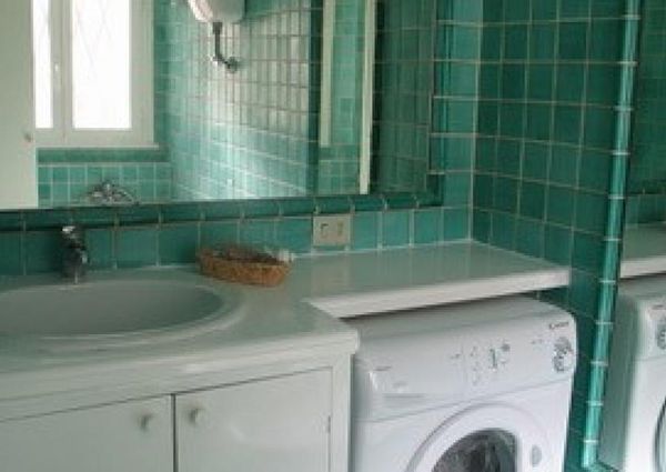 Trastevere-Terrace: 45sqm. Charming studio loft. Entrance, living room, separate kitchen, renovated bath, sleeping loft, large private terrace. Sunny, silent. Ref. 692