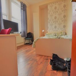 6 bedroom Flat in Hollybank, Leeds - Photo 1