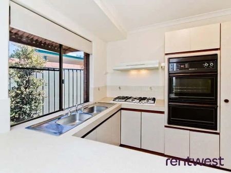 “HOMELY CHARACTER VILLA IN ALFRED COVE” - Photo 4