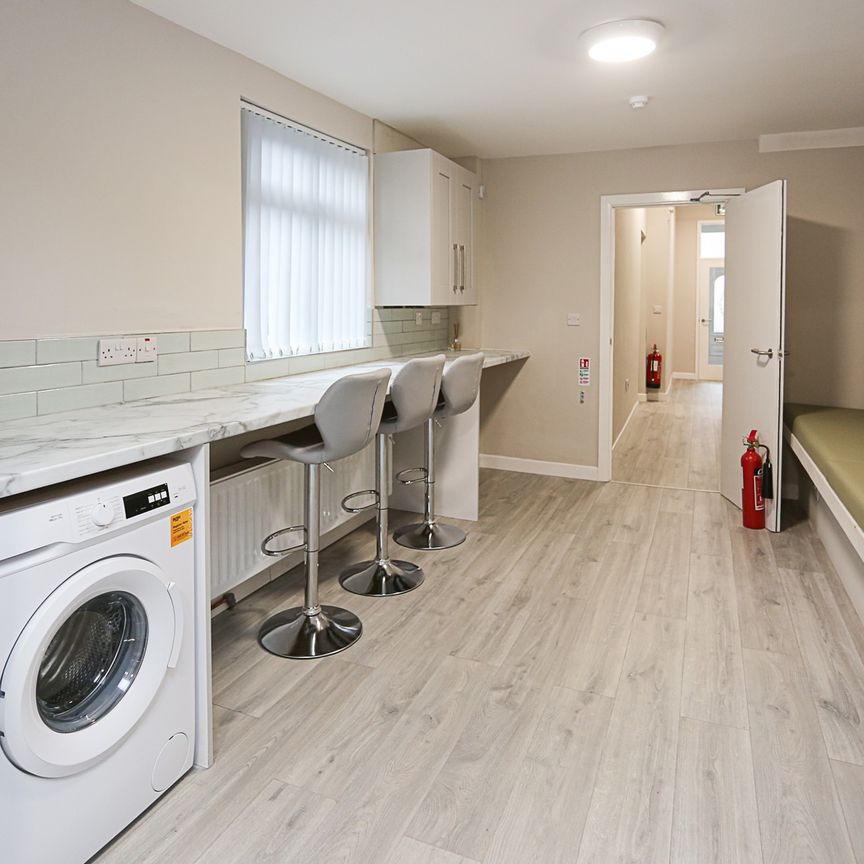 Room 6, 22 Ballygomartin Road, Belfast, BT13 3LD - Photo 1