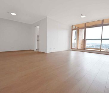 SPECTACULAR TWO BEDROOM APARTMENT WITH HARBOUR VIEWS & DOUBLE PARKING - Photo 4