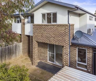 Lovely designer townhouse in the heart of Kilmore - Photo 1