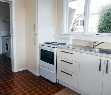 SUNNY, SPACIOUS & WARM - Photo 2