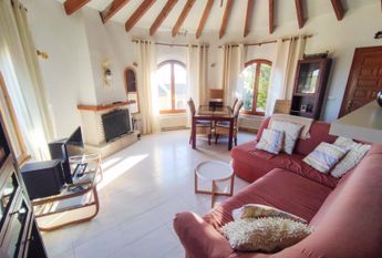 Spacious villa for rent for a long term with sea views and close to Lady Elizabeth school.