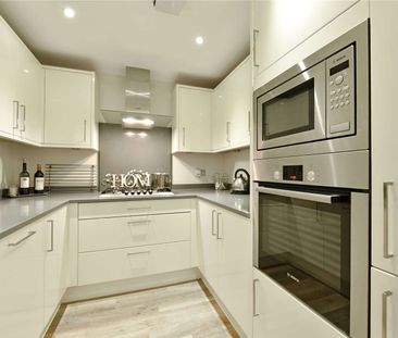 Duplex apartment with balcony and parking within 150 metres of Amer... - Photo 4