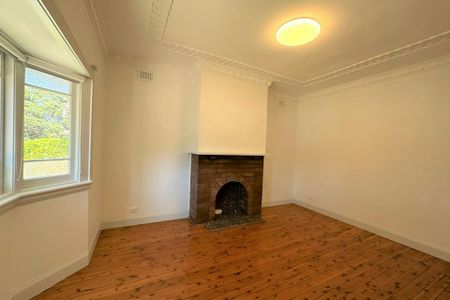 THREE-BEDROOM HOME IN A PRIME LOCATION - Photo 4