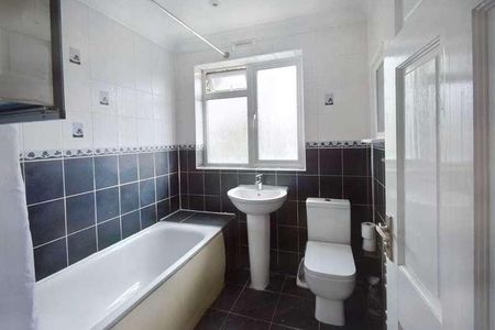 Chatsworth Road, Cheam, SM3 - Photo 2