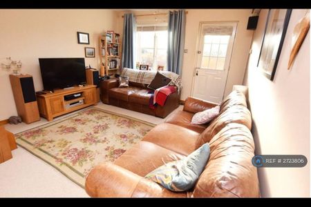 2 bedroom semi-detached house to rent - Photo 2