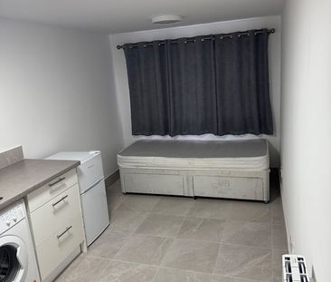 Studio Flat, Lindsey Close, CR4 - Photo 1