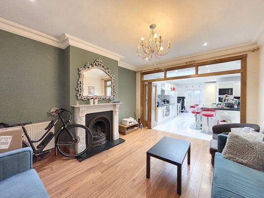 🌈💜 BEAUTIFUL VICTORIAN PROPERTY - LOUNGE, CLEANER & INC ALL BILLS Room 4 - Photo 1