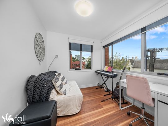 Charming, Sunlit Apartment in the Heart of Battery Point - Photo 1