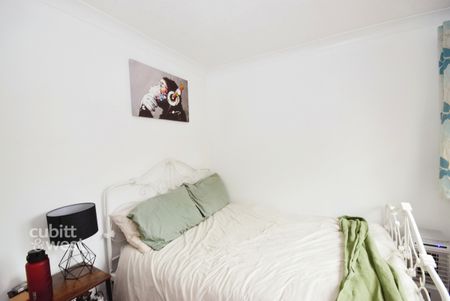 4 bedroom end of terrace house to rent - Photo 4