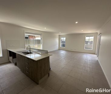 Beautiful 4-Bedroom Home with Large Open Living - Munno Para Downs - Photo 6