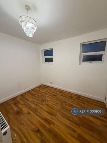 4 bedroom semi-detached house to rent - Photo 3