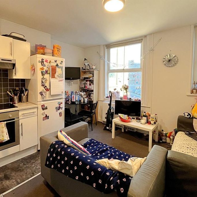 3 bedroom flat to rent - Photo 1
