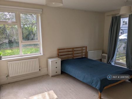 3 bedroom flat to rent - Photo 2
