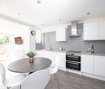 Double Room- Great Transport Links - Photo 2