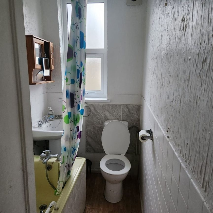 1 Bed Flat, Mansfield Road, IG1 - Photo 1