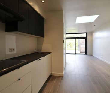 Volledig gerenoveerde woning met 2 slpk, tuin met terras voor 935 E... - Photo 3