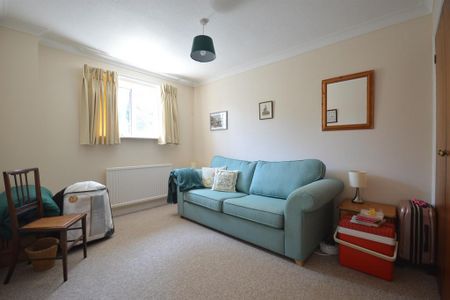 3 bedroom end of terrace house to rent - Photo 4