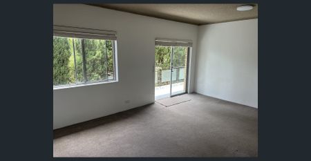 Bright & Spacious 2 Bedroom Apartment with Balcony & Parking - North Bondi - Photo 2