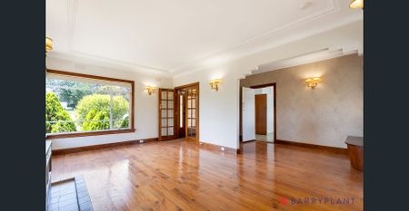 CLASSIC ART DECO HOUSE WITH LAKE & PARK VIEWS & MINUTES WALK TO PICNIC GROUNDS - Photo 2