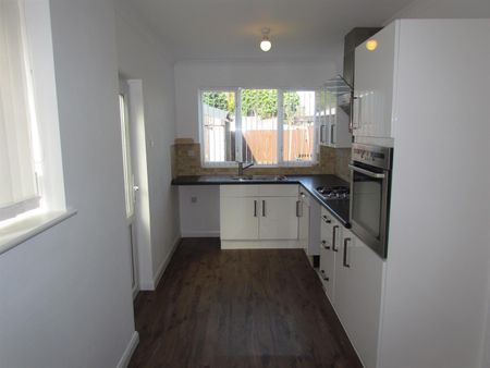 3 Bed House - Semi-Detached - Photo 5