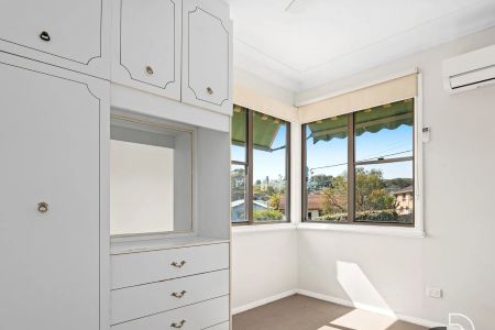 Live in comfort while relishing the picturesque beauty of Lake Macquarie - Photo 3