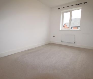 4 bedroom end of terrace house to rent - Photo 2