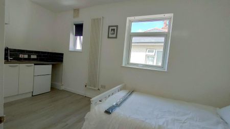 House of multiple occupation to rent - Photo 3