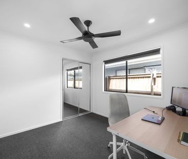 4 Bedroom Modern Family Living in Palmview - Photo 3