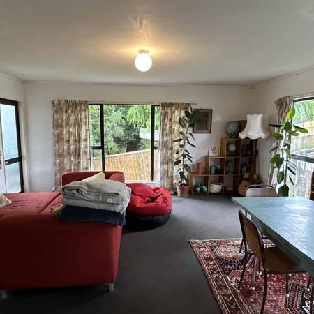 3 Bedrooms in Hamilton East - Photo 3